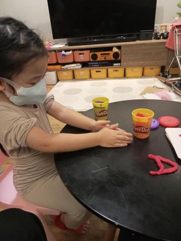 Claudia H 美語家教 - 三歲幼幼班學生用黏土捏出英文字母2024/09