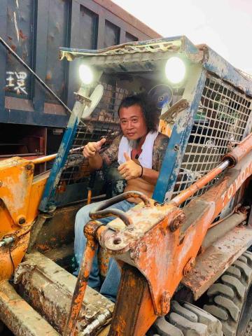 倫心實業有限公司 - 鏟裝機作業