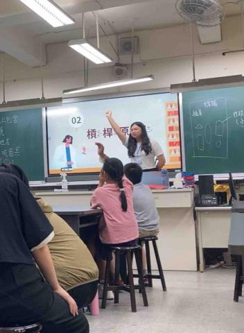 李旻蓁 - 暑假去明道國小出營隊的上課教學