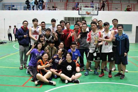 Blue - 盃賽殿軍（手持獎盃大合照）