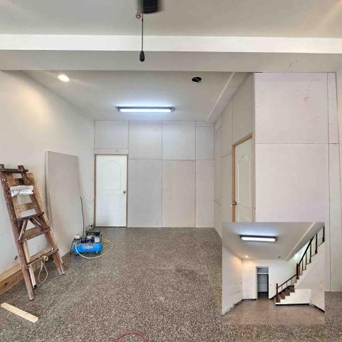 吳七七 - 木隔間