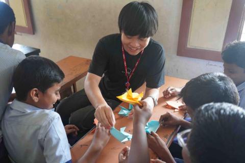 黃廉鈞 - 在印度小學進行摺紙教學
