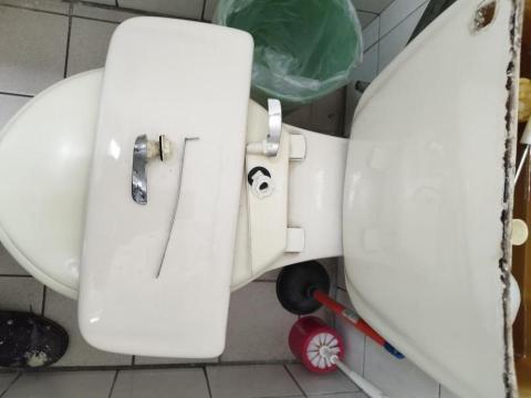 周昆興 - 馬桶沖水開關修繕（前）
