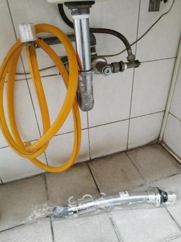 周昆興 - 洗手台排水管破裂修繕（前）