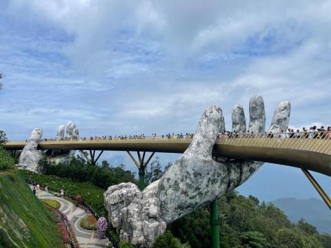 連晟旅行社股份有限公司 - 峴港巴拿山黃金佛手橋