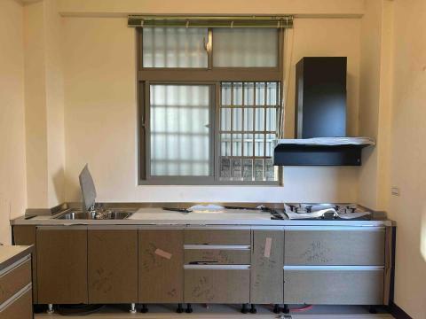 美庭廚具股份有限公司 - 白鐵檯面，結烤門板，G型把手