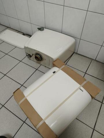 周昆興 - 馬桶水箱破裂修繕（中）