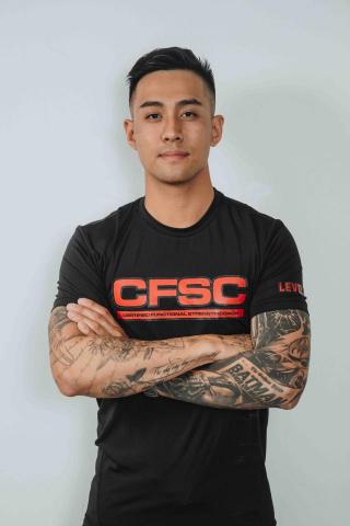 提供刮痧拔罐功效服務的專家Bruce