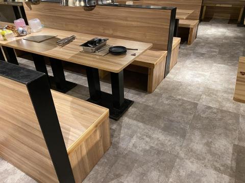 黃國鑫 - 燒烤店桌椅