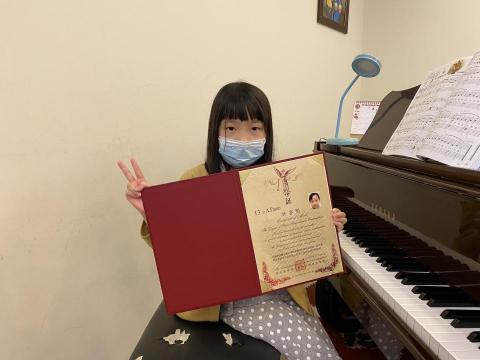 Yu&rsquo;s Piano Studio - 台北松山鋼琴教學 - 2022年12月 學生亦熙通過維也納檢定 鋼琴第13級 A等