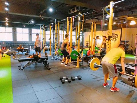 碩教練 體適能健體空間 - 運動教室以自由重量為主，雖然沒有像大型健身房器材很好，但對於想減重、增肌已經非常足夠