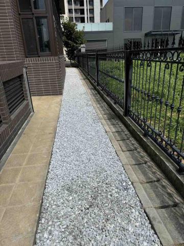 康康園藝工坊 - 草皮改成鋪設中白石