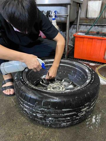 潔亮車體美學 - 輪圈內外拋光鍍膜