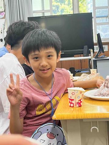 黃邵涔 - 這是在偏鄉小學帶國小生做實驗的照片