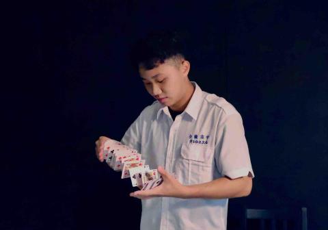 林東諺 - 高中時變魔術變到上校刊時拍的照片