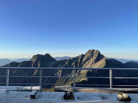 想。爬山 - 玉山群峰