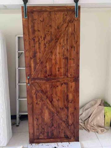 菲陽專業油漆工程 - 木作穀倉門片染色