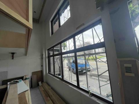 永豐裕鋁門窗 - 台中某甜點店的門市窗戶安裝