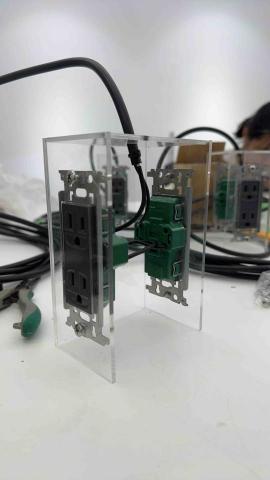 莫登峰 - 特殊電源配置
訂製壓克力電源盒安裝