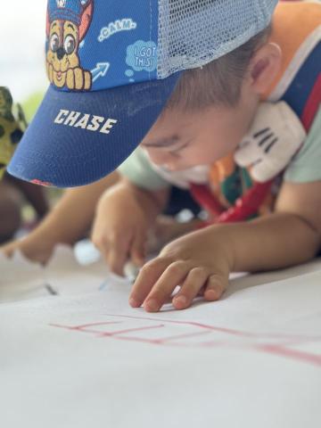 胡芳綺 - 陪著孩子一起尋找喜歡的色彩，練習握筆