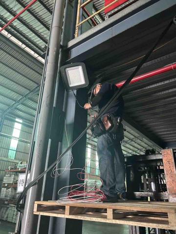 啟湧工程 - 工廠投射燈安裝