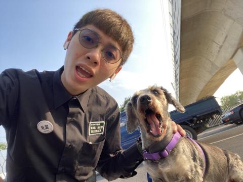 賴明陽 - 與家犬在上班前的散步時間合照