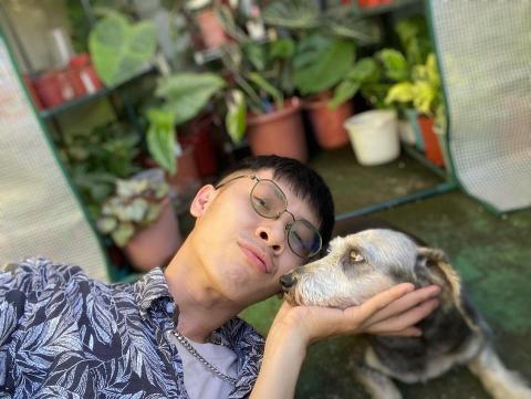 賴明陽 - 與家犬的頂樓溫室合照