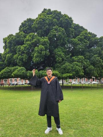 吳則陞 - 畢業袍個人照片