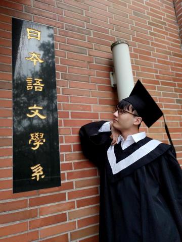 黃泓諭 - 大四學士服照片