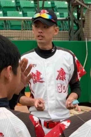 陳重任 - 這一張是2018年領軍出征嘉義諸羅山盃的照片，照片中，於賽前依舊老生常談、不免俗的、囉嗦的提醒即將面臨賽事的球員。我記得這場比賽的對手是來自日本的小學生，雖然這場比賽最後是輸球，但值得慶幸的是，至少過程當中是有來有往的，大家都盡力了。