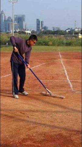 陳重任 - 身為一位稱職的教練，利用學員熱身以及收操的時間整理場地。