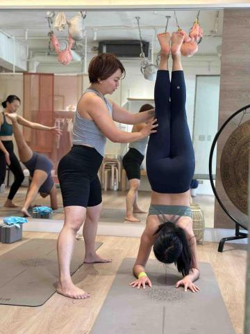 Sharon Kao - 手肘倒立-替同學調整