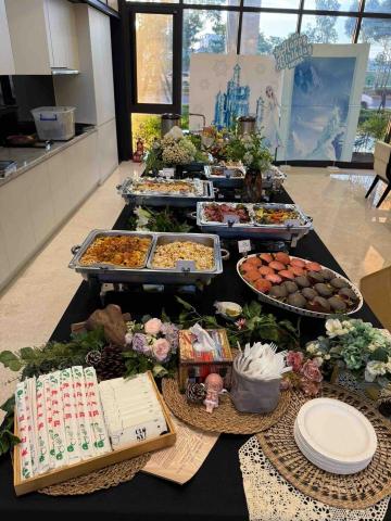 禧樂盛宴 - 生日・聚會 精緻餐會
每一次相聚，都是生活裡最值得紀念的時刻，我們用美食、佈置與服務，替您的慶祝時光增添質感與溫度。
＞＞客製化精緻菜單｜中西式主餐、小點、甜品
＞＞專屬生日蛋糕／許願儀式安排
＞＞活動佈置｜花藝擺設｜主題設計
．適合家庭聚會、好友慶生、節日派對、小型慶功等
...從空間規劃到桌面設計，從第一道前菜到最後一口甜點，