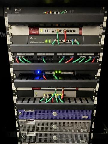 資通電股份有限公司 - 伺服器及防火牆設置