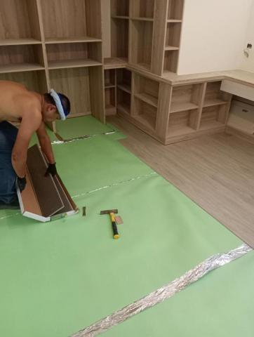 策略室內裝修事業群 - 卡扣地板鋪設中 策略室內裝修事業群 - 卡扣地板鋪設中