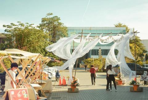 黑玩創意 - 南島婚紗文藝市集
(活動策畫執行/場佈/視覺設計/表演/影像拍攝紀錄)

其他圖片:
https://www.instagram.com/p/C30NT4ivu6X/?img_index=1