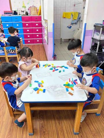 李桂華 - 透過共讀繪本，激發想像，延伸創意活動，訓練細微動作、感覺統合及語言發展。