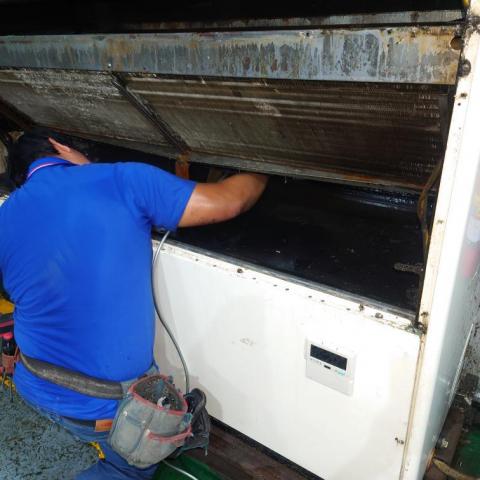 賴冠霖 - 水冷式主機藥洗保養