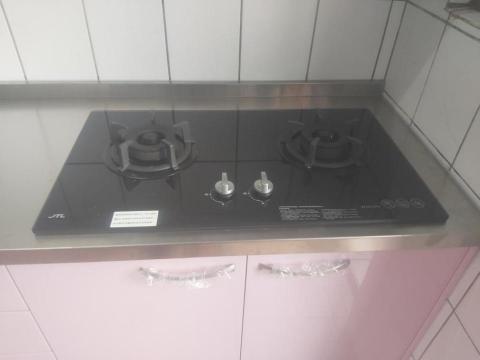 精品廚具.系統櫃 - 新竹市一字行廚具，吊櫃木心板貼皮水晶門板，白鐵檯面，下櫃木心板貼皮水晶門板，外掛式把手，洗特麗油煙機瓦斯爐