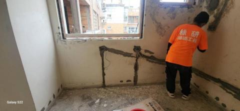 秝研油漆 防水工程 - 新竹市，社區：光復國宅，全室虹牌水泥漆（玫瑰白）+防水抗裂水泥+防水壁癌處理+兩道批土研磨，施工中