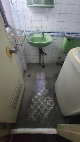 阿文清潔 - 陳年磁磚垢（清潔前）