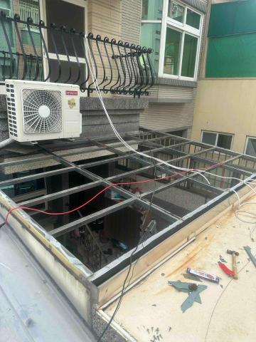 瑀甯不銹鋼 - 車庫上方破掉的PC板更換塑鋁板前