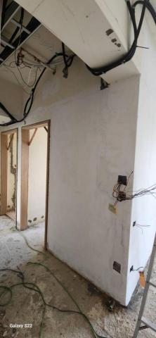 秝研油漆 防水工程 - 新竹市，社區：光復國宅，全室虹牌水泥漆（玫瑰白）+防水抗裂水泥+防水壁癌處理+兩道批土研磨，施工中