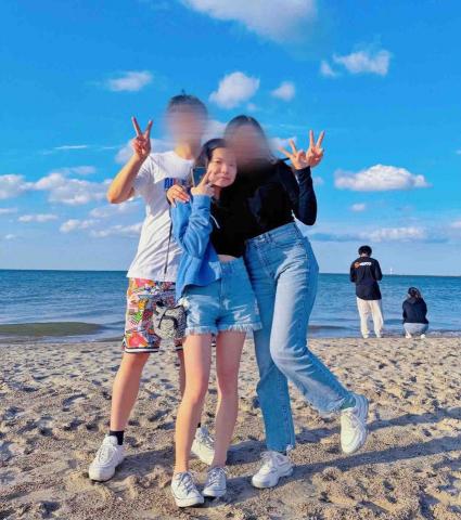 楊家妮 - 今年5月離開美國前和大學朋友一起去海邊