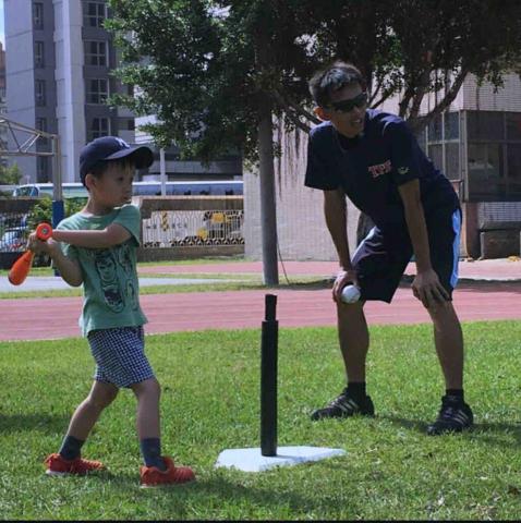 陳重任 - 短期加入幼兒棒球聯盟，指導4-7歲的小孩