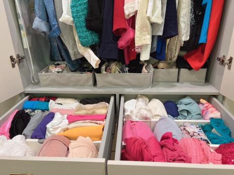 Michelle - 用隔板將上衣依照款式材質顏色的不同分區擺放