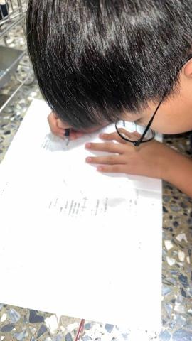 鐘君傑 - 這是我曾教過的國ㄧ學生～ 小朋友很活潑好動陪他在地板上寫作業??