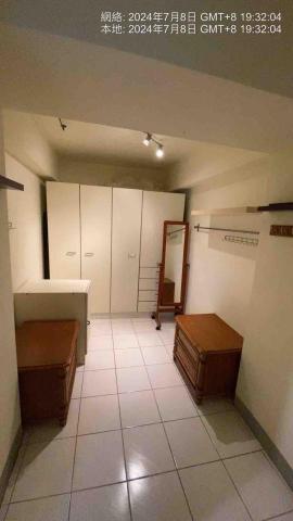 由希 - 清潔後的更衣室