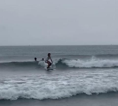 吳洛昕游泳 - 衝浪！