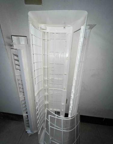 三喵冷氣清潔 - 經過小幫手之手（我有打光）是不是白閃閃！！